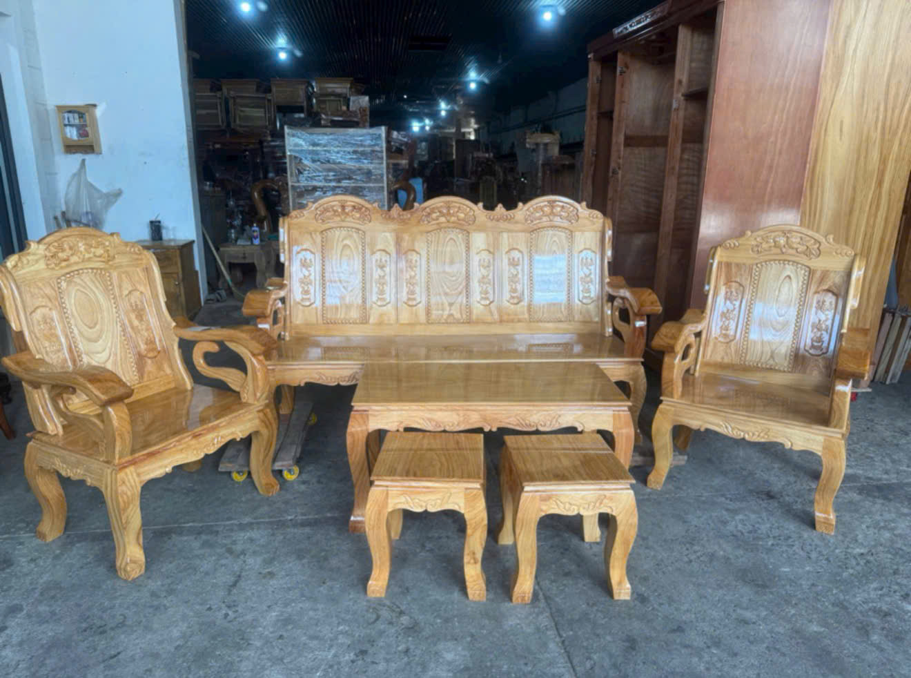 SaLon Gõ Đỏ Tay Kiếm