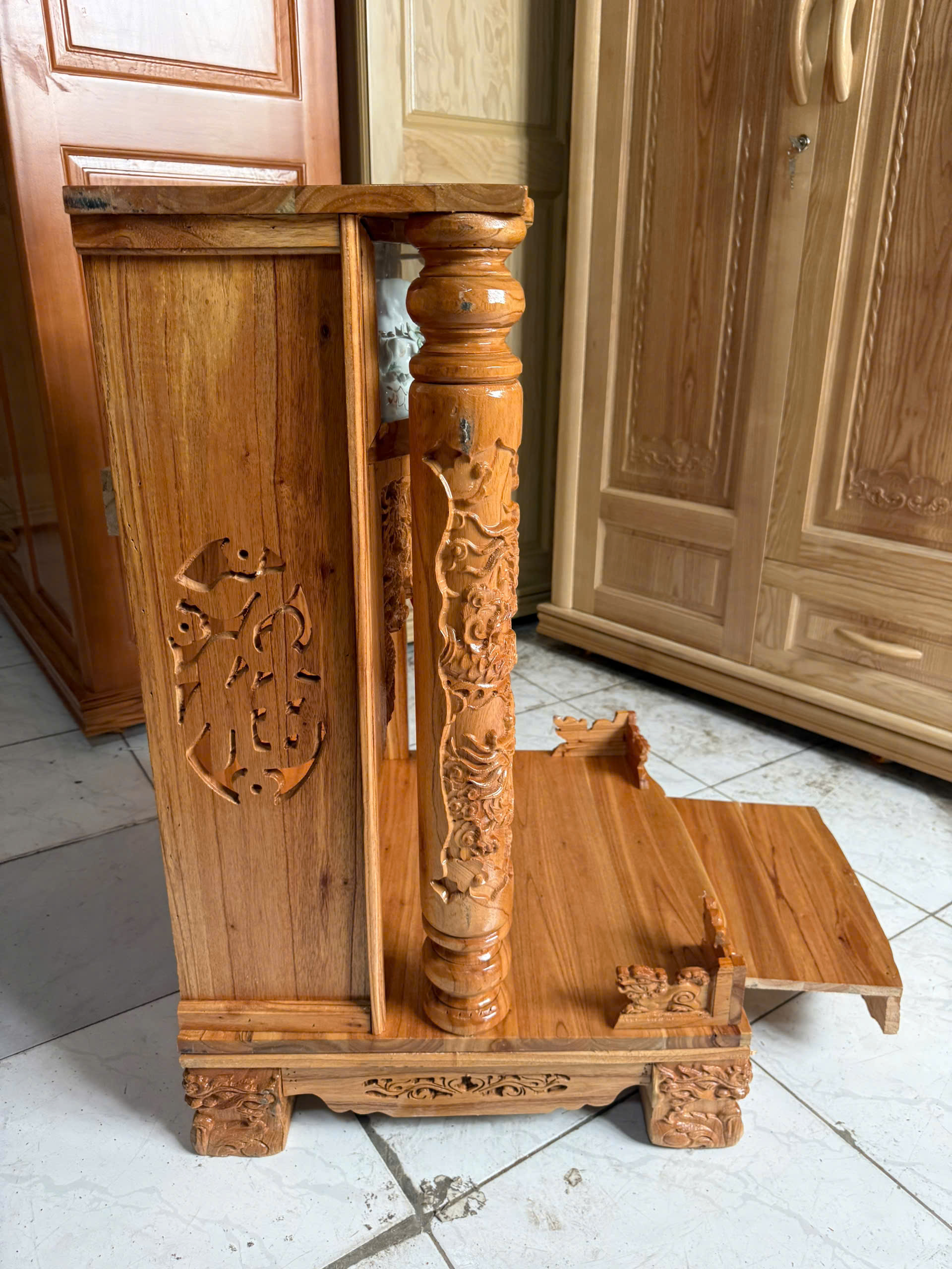 Bàn Thờ Ông Địa Hộp Đèn và Cột gỗ Xoan - Ảnh 3