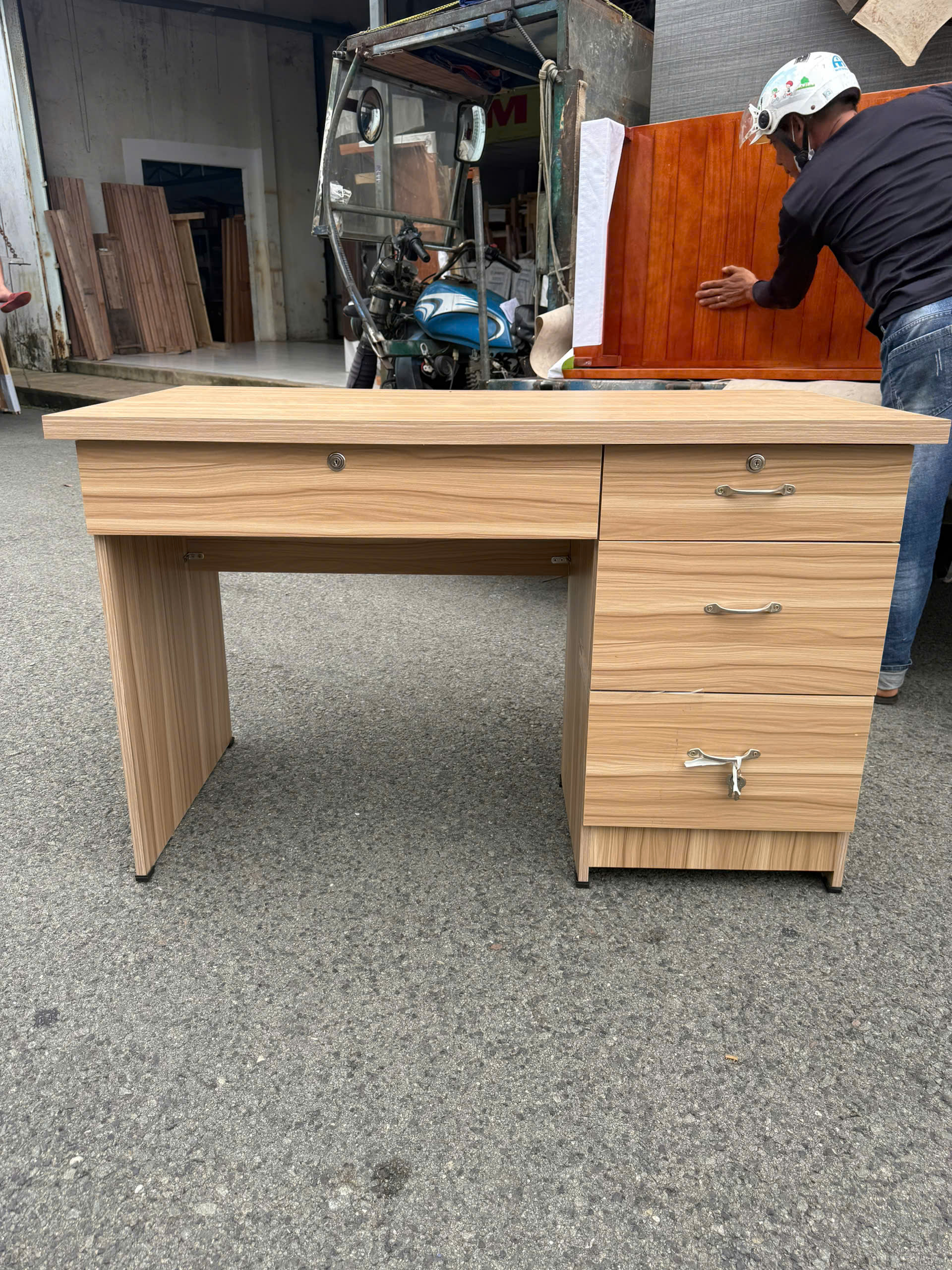 Bàn Làm Việc MDF 3 chân (gỗ Công Nghiệp)